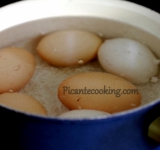 Яйца отвариваем, остужаем, чистим, разрезаем пополам, желтки вынимаем, белки на время оставляем в сторону.	