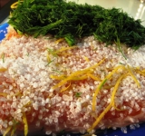 Для начала тщательно промойте рыбу проточной холодной водой, затем насухо промокните бумажным полотенцем. Нарежьте укроп. Измельчите цедру лимона. Затем разрежьте рыбное филе на 2 половины так, чтобы их можно было сложить кожей друг к друг без зазоров. Выложите филе на тарелку кожей вниз. Равномерно посыпьте солью поверхность рыбы так, чтобы полностью покрыть его, затем равномерно выложите цедру, а потом-укроп.	