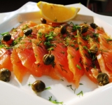 Когда пройдут сутки, разверните пленку и смойте зелень и соль с поверхности филе. Просушите рыб и подавайте к столу или заверните в чистую пленку и храните в холодильнике (не дольше недели). Приятного аппетита! 
 
Ссылка на источник рецепта:  www.picantecooking.com/recipe/domashnyaya-malosolnaya-semga 	