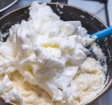 Затем добавьте порезанный на кубики сыр и оставшиеся белки. Также аккуратно перемешайте.	