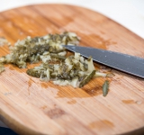 В это время порежьте огурцы мелко.	