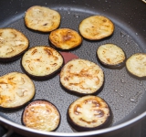 Обжарьте баклажаны с двух сторон на сковороде на растительном масле на умеренно среднем огне до золотисто-коричневой корочки.	