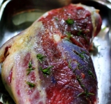 Для начало промойте мясо и оботрите бумажным полотенцем. Хорошенько натрите ногу солью и перцем. Нарежьте чеснок на пластинки. Проделайте в мясе проколы по всему периметру при помощи ножа и вложите в них иголочки розмарина и кусочки чеснока. Оставьте ножку в прохладном месте часа на 2. Примерно за час до запекания принесите мясо на кухню, чтобы оно приобрело комнатную температуру.