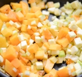 Затем добавьте порезанную на небольшие кусочки тыкву и сельдерей, готовьте на среднем огне около 4 минут.	