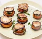 Можно еще добавить немного чесночка, если любите. Раздавите его в чеснокодавилке и натрите баклажан.
Приятного аппетита!