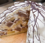 Поставьте торт в холодильник на ночь.