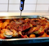 Разогрейте духовку до 200 градусов. Очистите картошку и морковь. В большом жароупорном блюде разложить картофель и крупно порезанную морковь. Овощи посолить и смазать 30 мл оливкового масла. Сверху разместить баранью ногу и также смазать оливковым маслом (20 мл достаточно). Вставьте ногу в блюдо и запекайте минут 25, а потом убавьте температуру до 160 градусов и готовьте еще минут 60-70.
Когда пройдет время- оставьте ножку на решетке минут на 25. Стекшие во время готовки соки слейте в большую кружку, подождите минуту чтобы жир поднялся вверх и аккуратно снимите его, ложка за ложкой. Оставшийся сок перелейте в соусник и подавайте вместе с блюдом.
Нарежьте мясо и подавайте к столу с овощами. Приятного аппетита!
Ссылка на источник рецепта: www.picantecooking.com/recipe/zapechennaya-baranya-noga-na-podushke-iz-ovoshchei