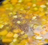 Добавьте бульон и специи, готовьте при слабом кипении 15-20 минут до готовности тыквы.	