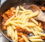 Слейте воду с макарон, добавьте их к соусе и перемешайте.  
Подавайте макароны с тертым сыром.  
Приятного аппетита!	