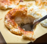 Поставьте в духовку в среднюю область, сразу же убавьте температуру до 190 градусов и готовьте 25-30 минут. Суфле поднимется и подрумянится.  
Сразу же подавайте к столу. Приятного аппетита!	