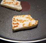 Теперь по поводу сыра. Можно использовать сыр во вкусу. Я брал творожный мягкий сыр (просто намазывал на помидор) и сыр халуми (это вегетарианский сыр, к сожалению, редко где продается у нас). Я его поджарил с двух сторон.	