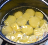 В это время поставьте вариться картофель до готовности.	