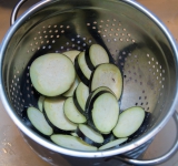 Баклажан порежьте на ломтики, посолите и выложите в дуршлаг. Снизу поставьте тарелку, потому что из баклажанов будет вытекать лишняя жидкость. Оставьте минут на 30, затем обсушите бумажными полотенцами.	