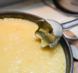 Смешайте картофель и остальным супом и измельчите его в блендере или через большое сито. Посолите и поперчите по необходимости. 
Верните суп на плиту, подогрейте слегка. Можно добавить немного жирных сливок или обжаренные орешки с беконом.  
Приятного аппетита!	