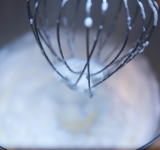 Белки взбейте с щепоткой соли до крепкой пены.	