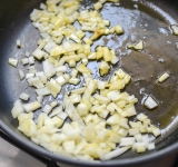 В большой сковороде обжарьте порезанный лук с растительным маслом в течении 3-4 минут.	