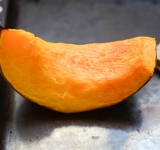 Тыкву выложите на противень и поставьте в духовку на 20-25 минут.	