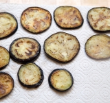 Обсушите обжаренные баклажаны на бумажных полотенцах от лишнего жира. Посолите и поперчите.	