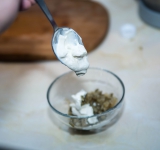 Смешайте сметану, огурцы и лимонный сок.  
Аккуратно достаньте рыбу, разложите по тарелками и подавайте вместе с соусом.  
Приятного аппетита!	