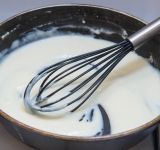 Снимите с плиты, затем добавьте кипящие сливки, соль, молотый перец и мускатный орех. Хорошо перемешайте, поставьте на умеренно средний огонь, помешивая, и доведите до кипения. Снимите с плиты.	