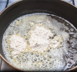 Для начала приготовим соус бешамель. Растопите сливочное масло в сковороде на умеренно среднем огне. Добавьте муку и обжарьте на слабом огне в течении 2 минут.	