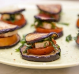 Сыр положите на баклажаны. Сверху сыра посыпьте измельченную зелень и накройте сверху кусочком баклажана.