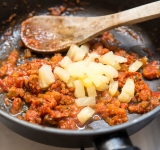 Затем добавьте ананасы и готовьте 1 минуту.	