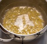 С начала забросьте макароны в кипящую соленую воду и варите до состояния альденте или «на зубок» (сверьтесь с информацией на пачке).	