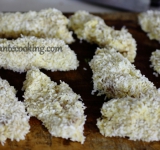 Последовательно проделываем так с каждым кусочком мяса и выкладываем их на разделочную доску.	