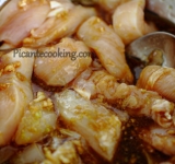 Мясо нарезаем небольшими полосками, перемешиваем с маринадом и ставим в холодильник на полтора – два часа.	