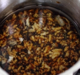 Готовим маринад, для этого измельчаем имбирь, перемешиваем его с соевым соусом, кокосовым маслом, соком и цедрой одного лимона.	