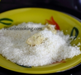 Напоследок обваливаем кусочек в кокосовой стружке.	