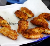 Готовое мясо перекладываем на бумажное полотенце, чтобы убрать излишки жира.	