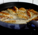 Обжариваем нагетсы на хорошо разогретой сковороде в кокосовом масле по пару минут с каждой стороны. Палочки должны хорошо подрумяниться. Жарим мясо небольшими порциями, если выложить сразу много кусочков — нагетсы не будут хрустеть.	