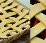 В миске взбейте яйцо до однородности. Раскатайте слоеное тесто и нарежьте его на аккуратные полосочки шириной примерно 2 см. Яйцом смажьте внешние края формы для выпечки. Теперь из полосочек теста сделайте сетку, прижимая краешки к смазанной яйцом форме. Это нужно делать очень аккуратно, но быстро, потому что горячая начинка сделает тесто мягким. Можно воспользоваться советом из описания. Смажьте сетку из теста остатками яйца и поставьте блюдо в духовку минут на 30-40, пока сеточка не подрумянится. Дайте постоять минут 10 при комнатной температуре перед подачей на стол.
Приятного аппетита!
Ссылка на источник рецепта: