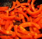 Для начала подготовим некоторые продукты: промойте и обсушите капусту, сладкий перец очистите от семян и нарежьте полосками, мелко нарежьте перец чили. Пропустите через пресс чеснок, корень имбиря натрите на мелкой терке. Лук очистите и нарежьте полукольцами, нарежьте мясо полосками, а грибы нарежьте на пластинки. Теперь приступим к приготовлению.
Все ингредиенты для соуса смешайте в отдельной посуде. Разогрейте сковородку с арахисовым маслом на большом огне. Когда сковорода станет предельно горячей, добавить лук, чеснок, перец чили и имбирь. Обжарить, помешивая, до мягкости.
Добавьте мясо и жарьте, помешивая, пока телятина не зарумянится. Переложите содержимое сковороды в отдельную посуду и держите в тепле. В ту же, горячую сковороду добавить полоски сладкого перца и обжаривать до мягкости.