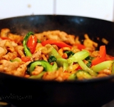 Добавьте грибы, жарьте, помешивая, до готовности, а затем верните в сковородку мясо. Добавить пак чой целиком (она значительно уменьшится в размере и смякнет) и кешью. Обжаривайте все вместе еще 2 минуты.
Теперь влейте в сковородку соус и готовьте, пока он не закипит. Поварите еще минутку, снимите с огня и сразу подавайте. Приятного аппетита!
Ссылка на источник рецепта: www.picantecooking.com/recipe/telyatina-s-ovoshchami-v-kitaiskom-stile