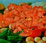 От рыбы отделите кожу, удалите кости и нарежьте филе на брусочки.