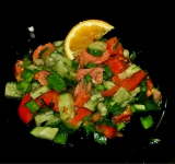 Заправку добавьте в салат и аккуратно перемешайте. Подавать, украсив долькой лимона. Приятного аппетита!