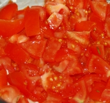 Для начала нарежьте томаты.