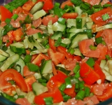 Сложите в салатник нарезанные овощи и рыбу, аккуратно перемешайте.
Теперь приготовим заправку: в блендер сложите нарезанную зелень, добавьте соль и перец, лимонный сок, чеснок и оливковое масло. Тщательно измельчите.