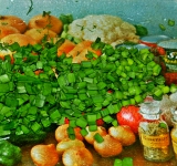 Нарежьте зеленый лук.