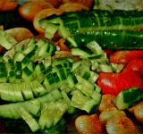 На брусочки нарежьте огурцы.