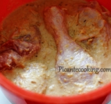 Для начала хорошенько промойте окорочка, в месте сгиба разрежьте их пополам и сложите в большую миску. Очистите корень имбиря и чеснок. Все ингредиенты для маринада сложите в блендер и тщательно измельчите до однородного состояния. Залейте окорочка получившимся маринадом, хорошо перемешайте так, чтобы каждый кусочек мяса был покрыт смесью. Поставьте в холодильник часа на 2.