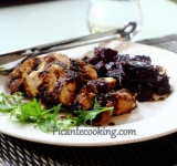 Снимите с огня. Положите готовые грудки кожей вниз на сковороду с глазурью. Поставьте на средний огонь и прогрейте все вместе, около 2-х минут с одной стороны, и столько же с другой. Снимите блюдо с огня и дайте грудкам постоять минут 5 в сковородке. Нарежьте и подавайте к столу. Приятного аппетита!
Ссылка на источник рецепта: www.picantecooking.com/recipe/kurinye-grudki-na-paru-v-kislo-sladkoi-glazuri