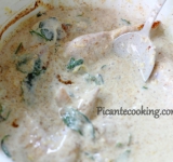 Когда пройдет время, разогрейте духовку до 200 градусов. Достаньте крылышки из маринада и выложите их на решетку, размещенную на противне. На противень влейте 1 стакан воды, чтобы не пригорали стекающие соки. Вставьте противень в духовку и запекайте минут 20-25, до полной готовности крылышек.