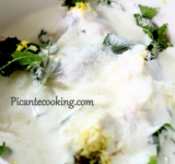 Для начала подготовим некоторые продукты: листочки мяты крупно нарежьте, при помощи терки измельчите корень имбиря и цедру лимона. В большой миске тщательно перемешайте все ингредиенты для маринада. Выложите к маринаду куриные крылышки и хорошо перемешайте так, чтобы каждый кусочек мяса покрылся соусом. Уберите в холодильник часа на два.