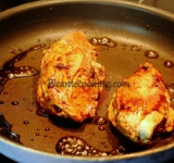 Для начала вымойте грудки, натрите их солью и перцем, полейте их лимонным соком, а потом оставьте минут на 30. Пароварку хорошенько разогрейте и выстелите ее дно пергаментом. Выложите грудки на пергамент, накройте крышкой и готовьте минут 20-25. Когда пройдет минут 10 с начала приготовления грудок, приготовим глазурь. Разогрейте сковородку и выложите на нее все ингредиенты для глазури. Перемешайте и готовьте, пока смесь не уварится до состояния густого соуса, похожего на сироп.