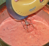 Очень тщательно измельчите содержимое кастрюли при помощи миксера.