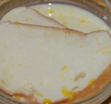 Вымочите кусочки батона в молоке, чтобы они полностью размякли.